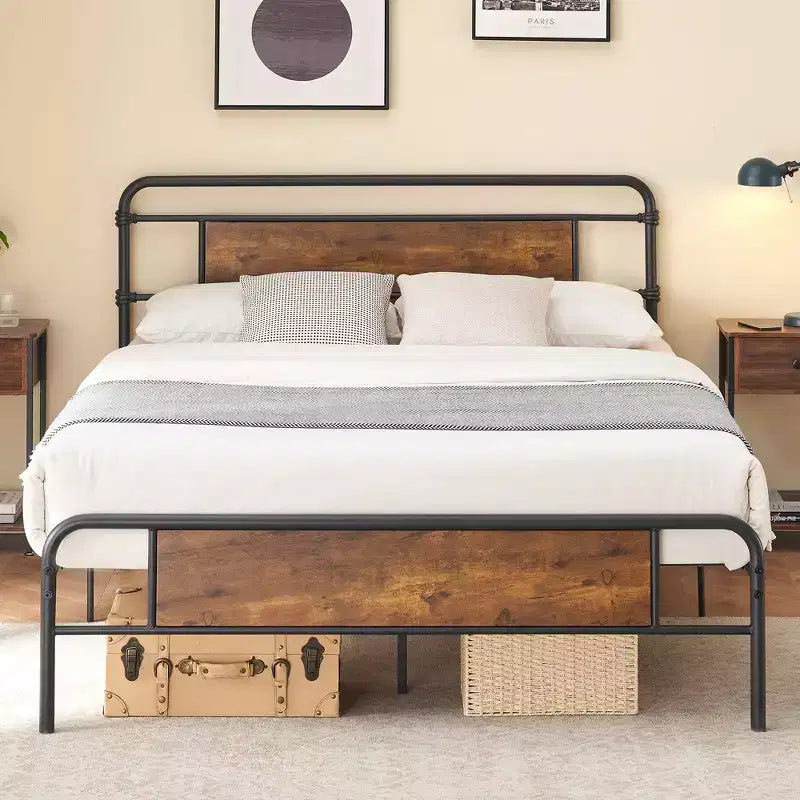 Telaio per letto a piattaforma vintage in metallo marrone e nero con testiera in legno, Full/Queen, per 1