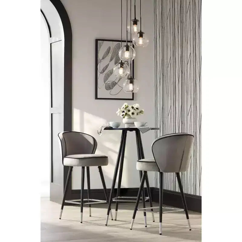 Sgabello da bancone in velluto grigio con gambe in legno nero, schienale medio, seduta singola