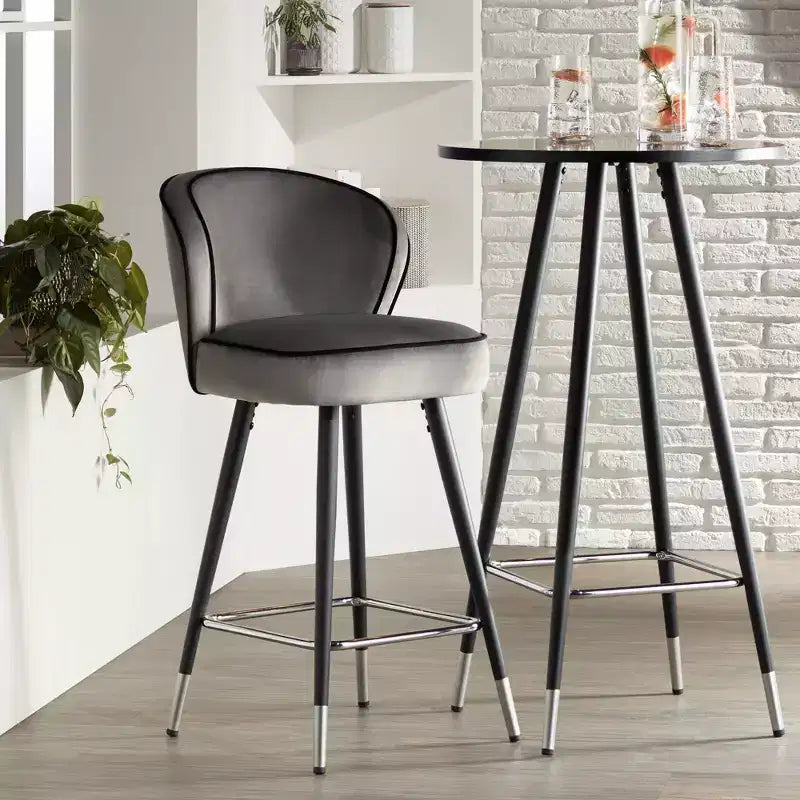 Sgabello da bancone in velluto grigio con gambe in legno nero, schienale medio, seduta singola